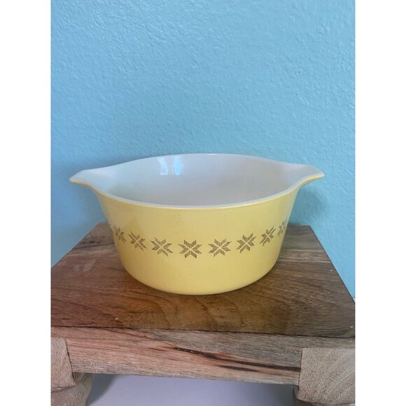 Vintage Pyrex 474-4 1.5 QT Yellow Town and‎ Country Cross Stitch Casserole Dish - Picture 1 of 8